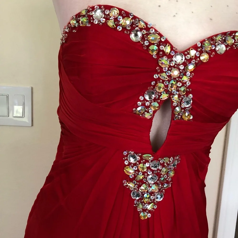 Red chiffon with front keyhole - Picture 12 of 14